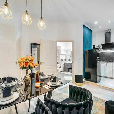 Sweet Dreams At Opera House Downtown Apartment