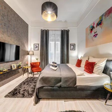Sweet Dreams At Opera House Downtown Apartment *